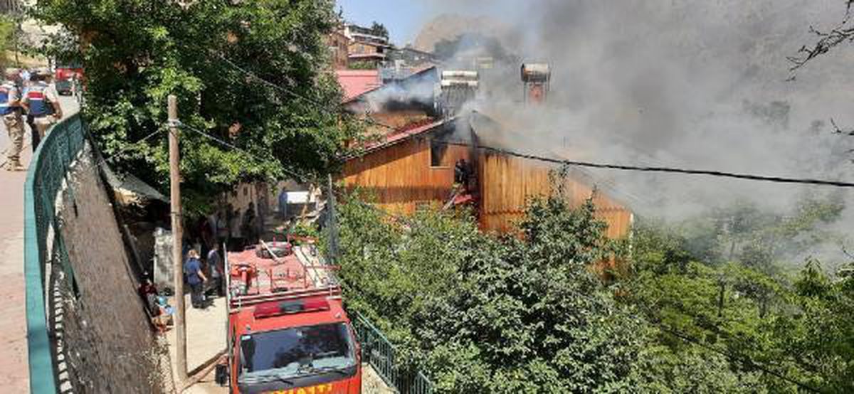 Erzincan haber... ERZİNCAN'DA AHŞAP EVDE ÇIKAN YANGIN, 4 EVE DAHA SIÇRADI