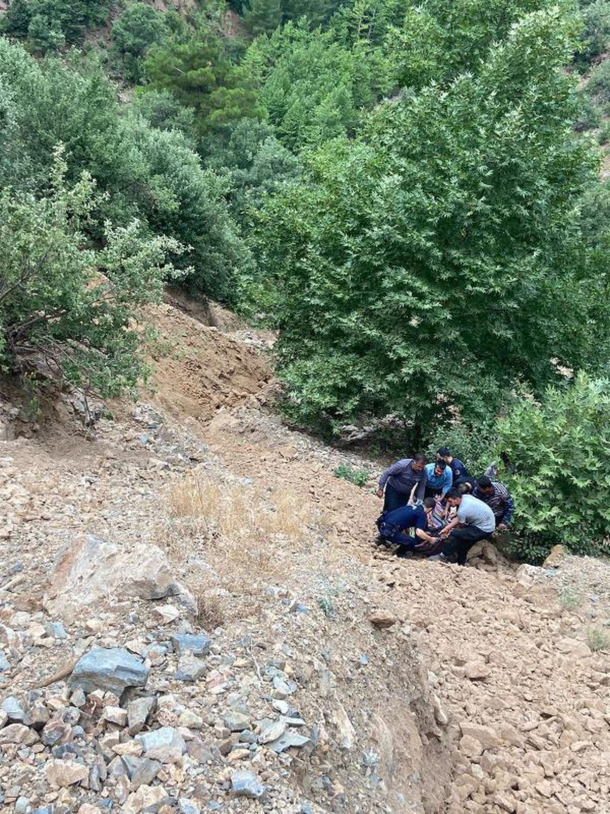 Son dakika haber! Feke'de otomobil uçuruma düştü: 2 yaralı