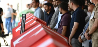 Gaziantep gündem haberi: GAZİANTEP - Trafik kazasında hayatını kaybeden görev şehitleri için Gaziantep Asri Mezarlık Bahattin Nakiboğlu Camisi'nde cenaze namazı kılındı