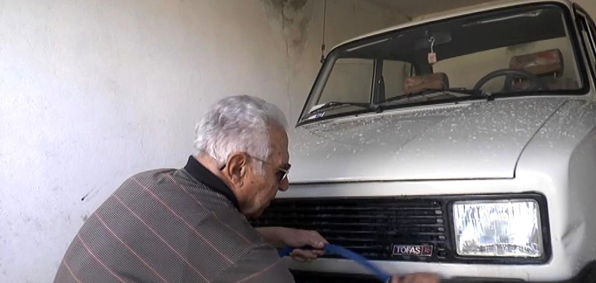 Görme engelli Ömer, eşinden kalan aracı her ay elleriyle yıkıyor