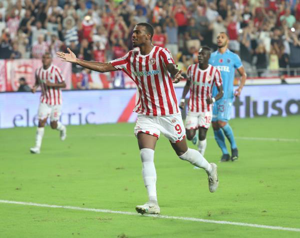 Haji Wright kaldığı yerden devam ediyor