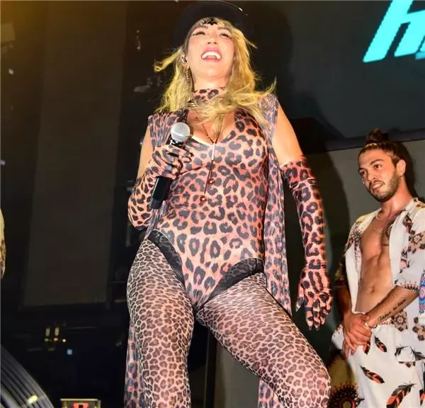 Bana Ancak Kıyafette Rakip Olabilirler