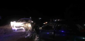 İki otomobil kafa kafaya çarpıştı: 1 ölü, 1'i ağır 3 yaralı