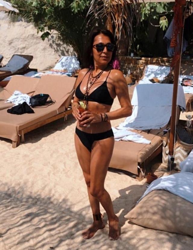 Kim der 52! Asuman Dabak bikinili pozlarıyla hayran bıraktı