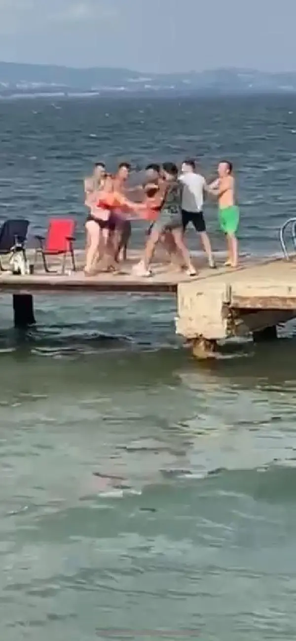 Plajda kadının fotoğrafının çekildiği iddiası ortalığı savaş alanına çevirdi