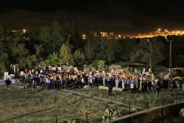 Mardin haberi! DERİK'TEKİ KAZADA HAYATINI KAYBEDENLERDEN 3'Ü TOPRAĞA VERİLDİ Mardin haberi! DERİK'TEKİ KAZADA HAYATINI KAYBEDENLERDEN 3'Ü TOPRAĞA VERİLDİ