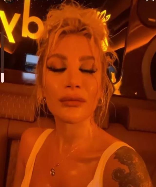 Ünlü şarkıcı İrem Derici sırılsıklam ter olduğu anları paylaştı, dekoltesi de bomba