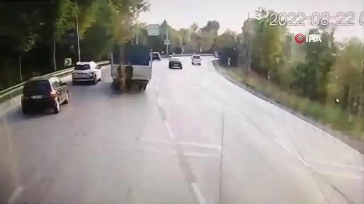 23 kişinin yaralandığı otobüs kazası kamerada