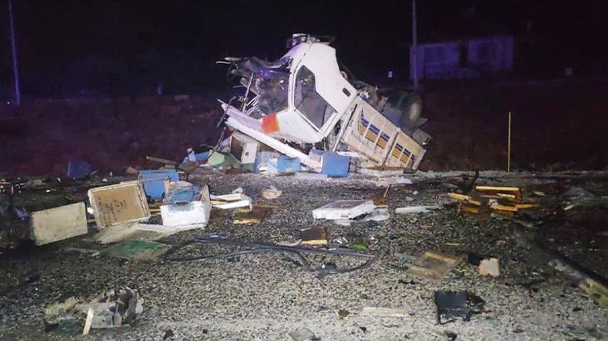 Arı yüklü kamyonla otomobil çarpıştı: 4 ölü, 3 yaralı