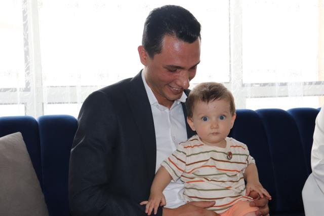 Başkan Kaya şehit oğlunu unutmadı doğum gününde parti rozeti hediye etti