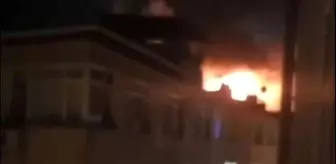 Fatih'te 4 katlı binanın çatısında korkutan yangın