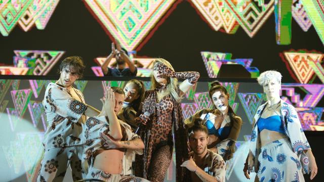 Hande Yener meslektaşlarına meydan okudu: Bana ancak kıyafette rakip olabilirler