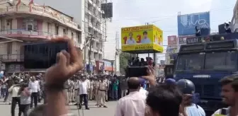 Hindistan'da polis protesto gösterisi yapan öğretmen adaylarına müdahalede bulundu