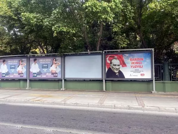 İzmir haberleri... İzmir'de 9 Eylül afişleri tartışma yarattı