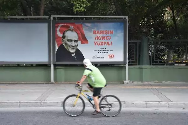 İzmir haberleri... İzmir'de 9 Eylül afişleri tartışma yarattı