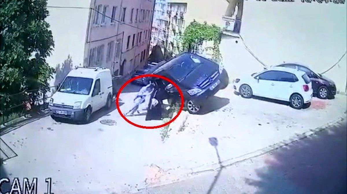 Faciaya ramak kalmıştı! Takla atmak üzere olan minibüsü kadınlar böyle tuttu