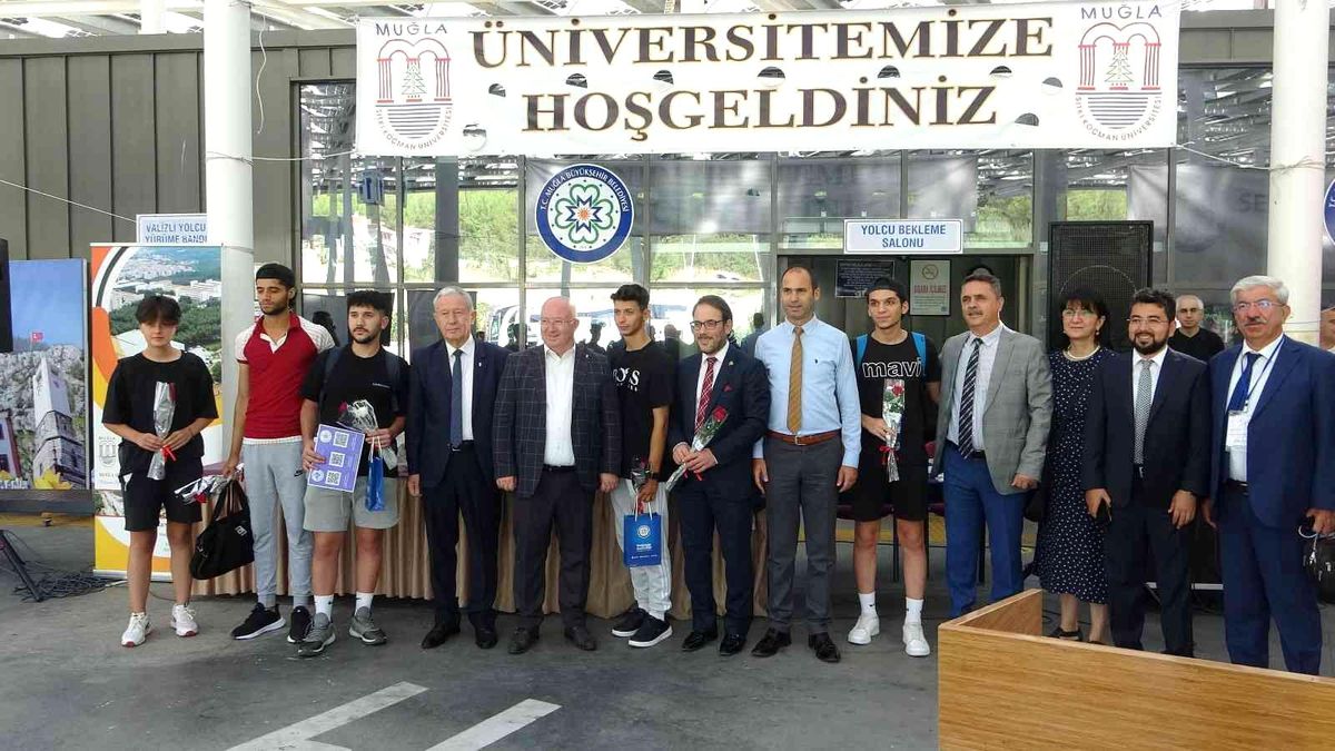 Muğla yerel haberleri... Muğla protokolü öğrencileri çiçeklerle karşıladı