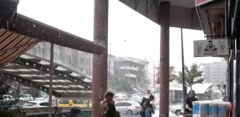 Sağanak yağmurda oluktan akan suyla böyle banyo yaptı