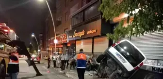 Sultangazi'de hafif ticari araç, dükkan ile kaldırım arasındaki boşluğa düştü