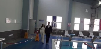 Yüzme antrenörü çiftin nikahı havuz tesislerinde kıyıldı