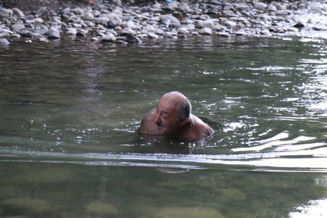 23 yıldır üzerinde sade bir şortla kanyonda yaşıyor, gelen ziyaretçilere müzik keyfi yaşatıyor 23 yıldır üzerinde sade bir şortla kanyonda yaşıyor, gelen ziyaretçilere müzik keyfi yaşatıyor