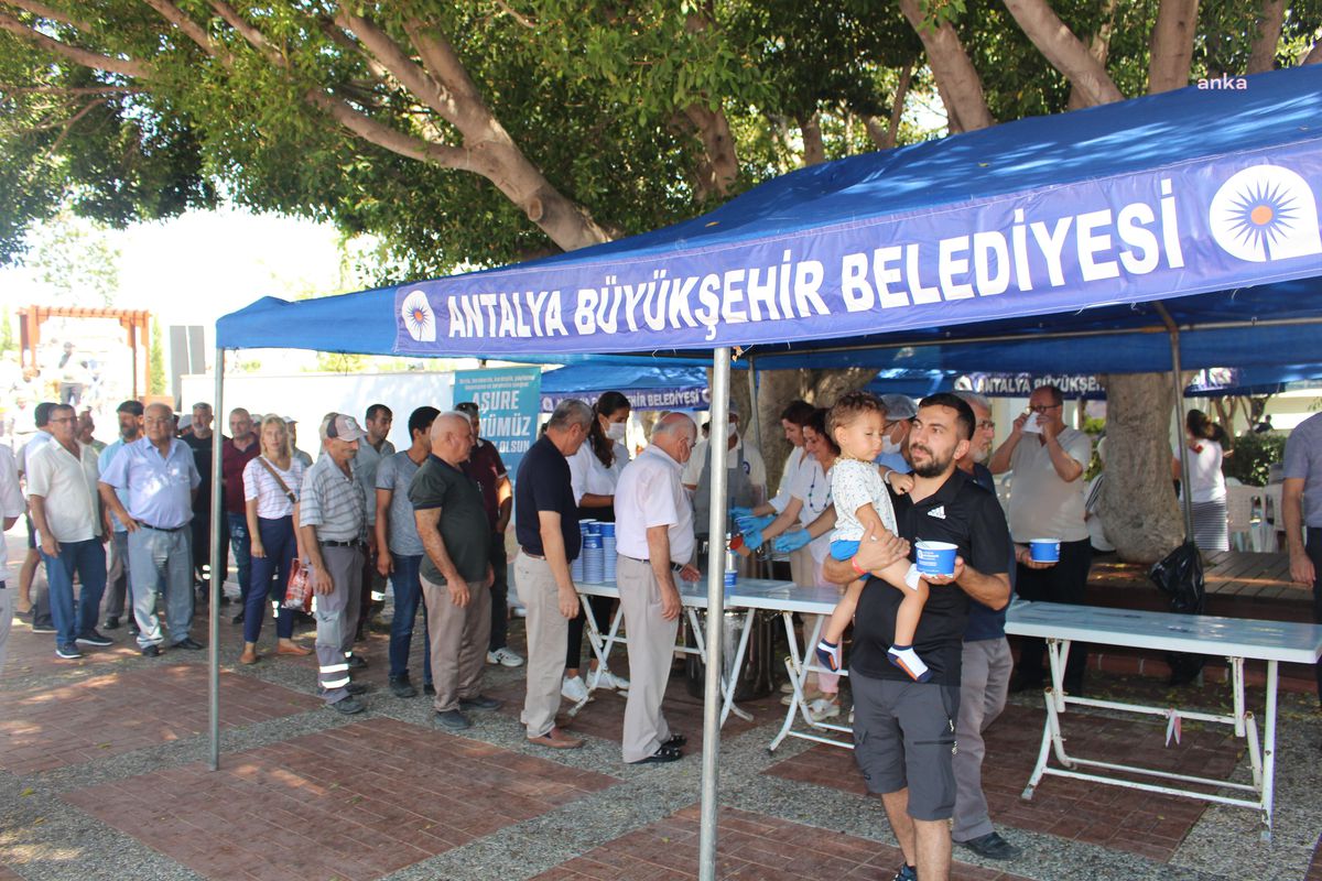 Antalya yerel haberi... Antalya Büyükşehir Kent Genelinde Aşure İkramlarına Devam Ediyor