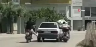 Bursa haberleri | Bursa'da motosiklet sürücüleri yolda kalan otomobili ayaklarıyla ittiler