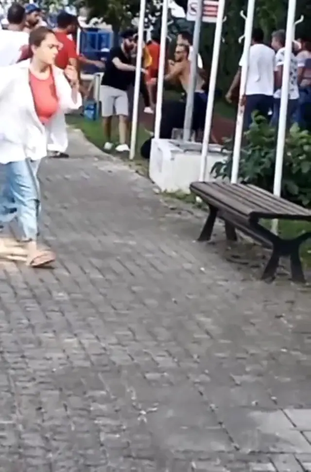 Su kayağı yapan eşinin fotoğrafının çekildiğini görünce deliye döndü