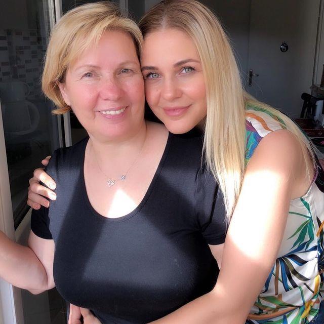 Emine Ün'den annesinin ölüm yıldönümünde duygulandıran paylaşım: Kalbimi acıtan gün Emine Ün'den annesinin ölüm yıldönümünde duygulandıran paylaşım: Kalbimi acıtan gün