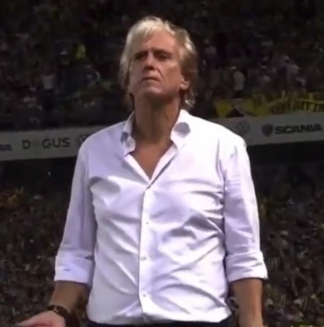Herkes, Fenerbahçe'nin 4. golünden sonra Jorge Jesus'un rakip kulübeye hareketini konuşuyor