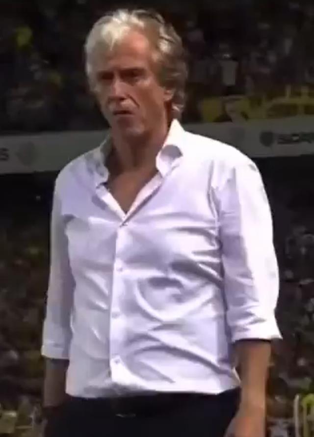 Herkes, Fenerbahçe'nin 4. golünden sonra Jorge Jesus'un rakip kulübeye hareketini konuşuyor