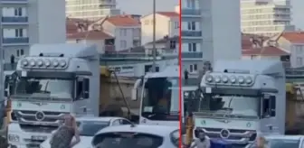 Yolun ortasında durup araçların önünü kesti, yetmedi polis aracına saldırdı