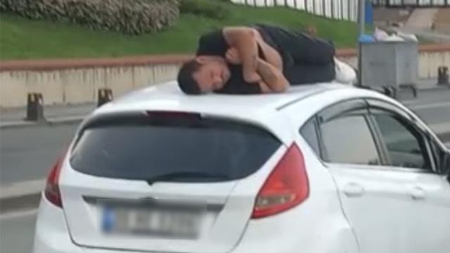 İSTANBUL-ÜSKÜDAR'DA İLGİNÇ GÖRÜNTÜ, OTOMOBİLİN ÜZERİNDE UYUDU