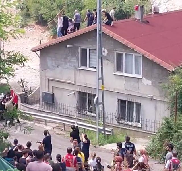 Kentsel dönüşüm için evleri yıkmak istediler! Halkın direnişe polisler biber gazı ve plastik mermiyle müdahale etti Kentsel dönüşüm için evleri yıkmak istediler! Halkın direnişe polisler biber gazı ve plastik mermiyle müdahale etti