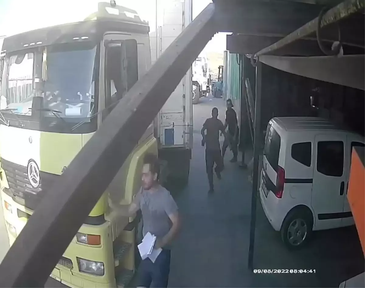Sultangazi'de sanayide çalışan işçi, elinde matkapla iş yeri sahibini böyle kovaladı