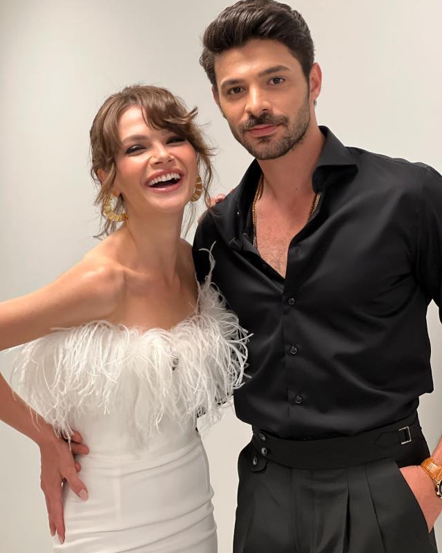 Sinem Ünsal ve Halit Özgür Sarı, ilk kez el ele görüntülendi Sinem Ünsal ve Halit Özgür Sarı, ilk kez el ele görüntülendi