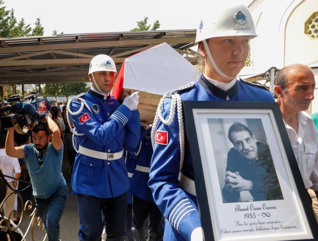 Usta oyuncu Civan Canova son yolculuğuna uğurlandı