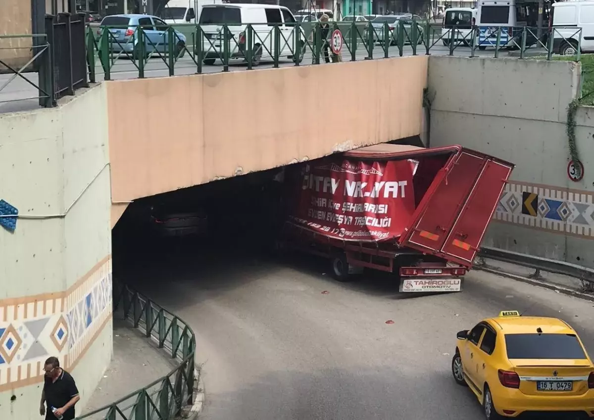 Bursa haberi: Bursa'da yüksekliği hesap edemeyen sürücüler üst geçit ve köprüye çarptı