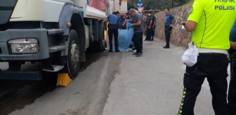 Son dakika haberi: Adana'da çöp kamyonunun altında kalarak ölen çocuğun cenazesi defnedildi