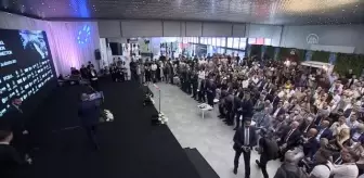 Bakan Varank, İstanbul Fashion Connection fuarında stantları gezdi