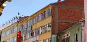Bunalıma giren şahıs 5 katlı iş hanının çatısından atladı