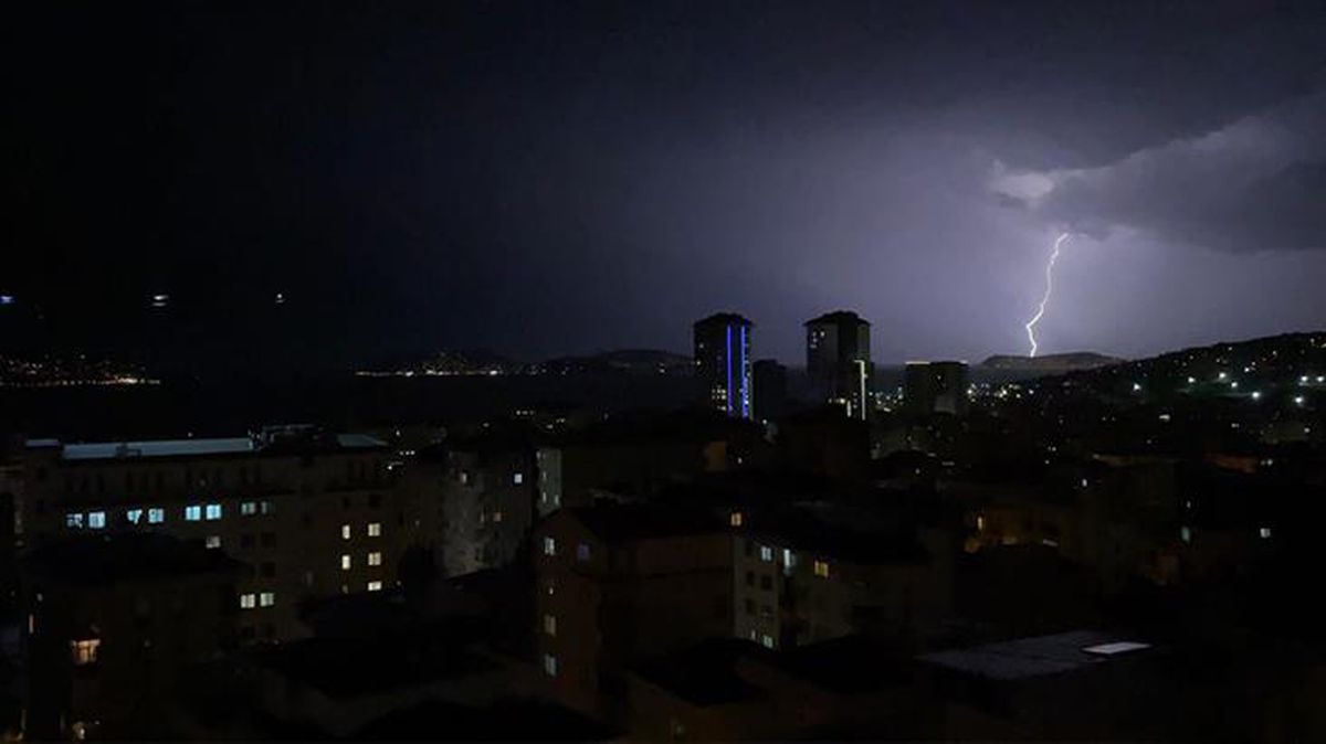 İstanbul'da beklenen sağanak yağış etkili olmaya başladı: Sel ve su baskınlarına dikkat