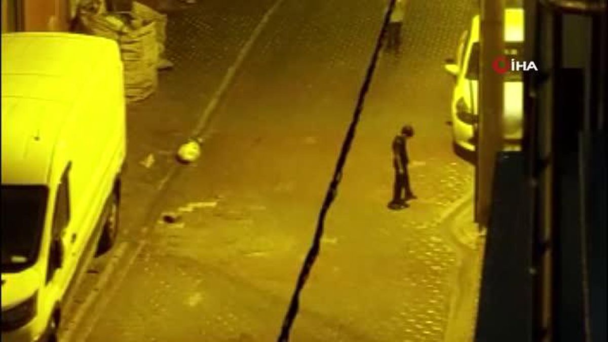 Küçükçekmece'de aniden bastıran sağanak çocukların eğlencesi oldu