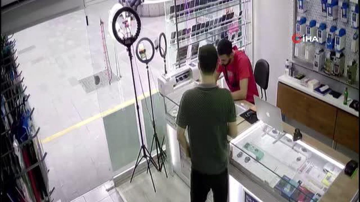 Afyon haberi... Müşteri sandı, çay ısmarladı... Hırsızlık şüphelisi tezgahtaki telefonu böyle çaldı