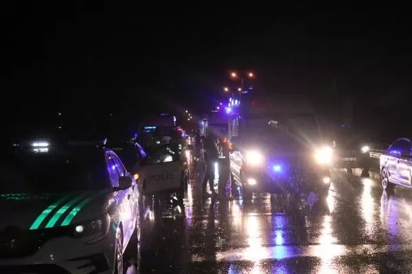 Sakarya'da gece saatlerinde yürekleri ağza getiren kaza: 25 yaralı