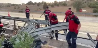 Son dakika haber! Otoyolda otomobil refüje çarptı: 2 ölü, 2 yaralı