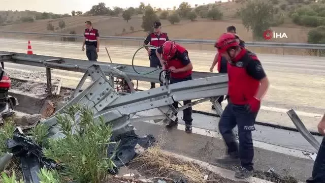 Otoyolda refüje çarpan lüks otomobil karı kocaya mezar oldu! İki çocuk ise yaralı kurtuldu Otoyolda refüje çarpan lüks otomobil karı kocaya mezar oldu! İki çocuk ise yaralı kurtuldu