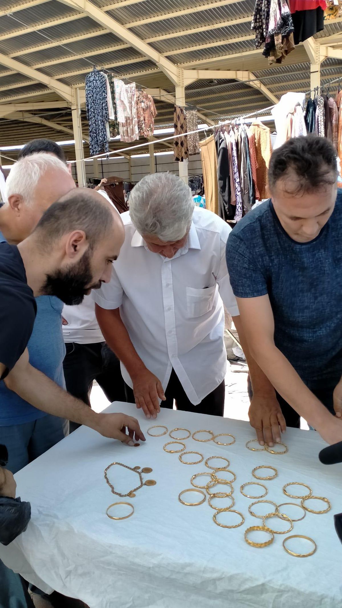 Temizlik yaparken bulduğu 1 kiloluk altını hiç düşünmeden sahibine ulaştırdı! Toplam değeri 1 milyon TL'nin üzerinde