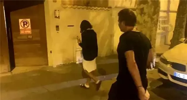 Baş başa görüntülenen Tuvana Türkay ve İzzet Antebi, basın mensuplarına tepki gösterdi Baş başa görüntülenen Tuvana Türkay ve İzzet Antebi, basın mensuplarına tepki gösterdi