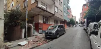 Yeni sahibini bekleyen minibüsün üstüne balkon duvarı düştü